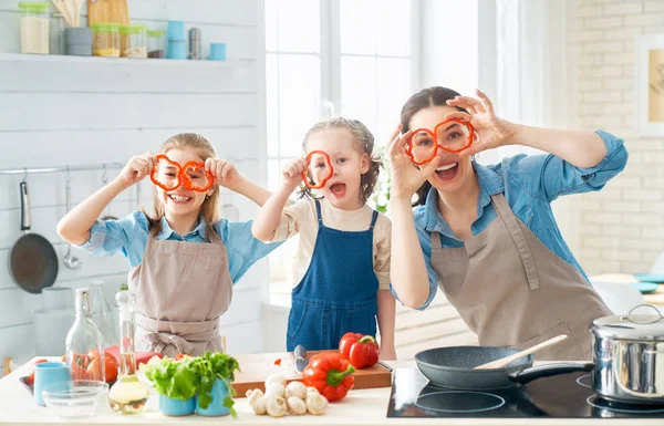 Familia feliz en la cocina. — Foto de Stock