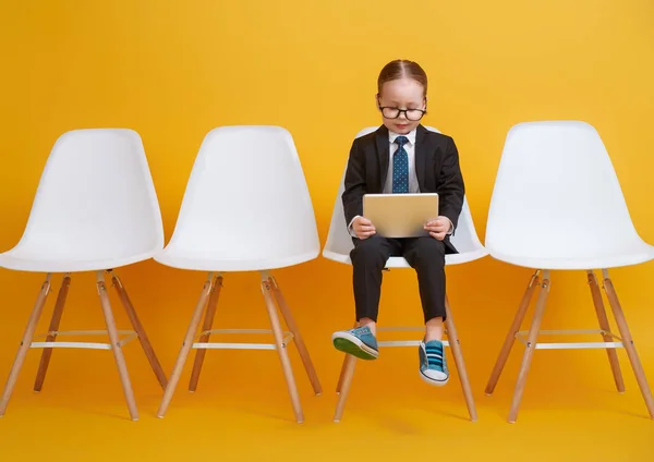 Niña trabajando en una tableta — Foto de Stock