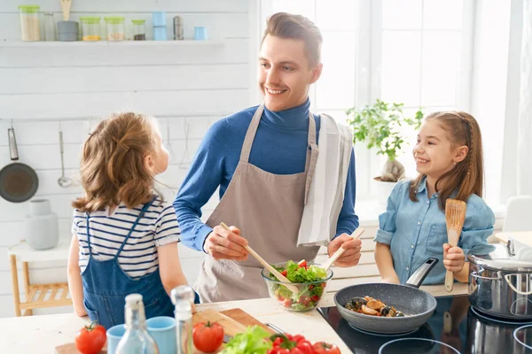 Familia feliz en la cocina. — Foto de Stock