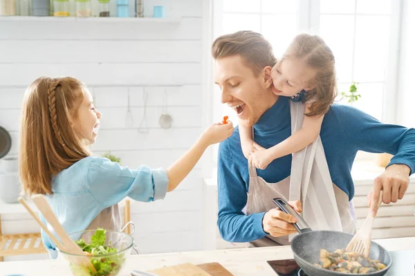 Happy family in the kitchen. — Stock Photo, Image