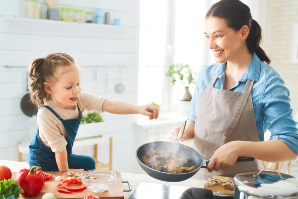 Família feliz na cozinha. — Fotografia de Stock