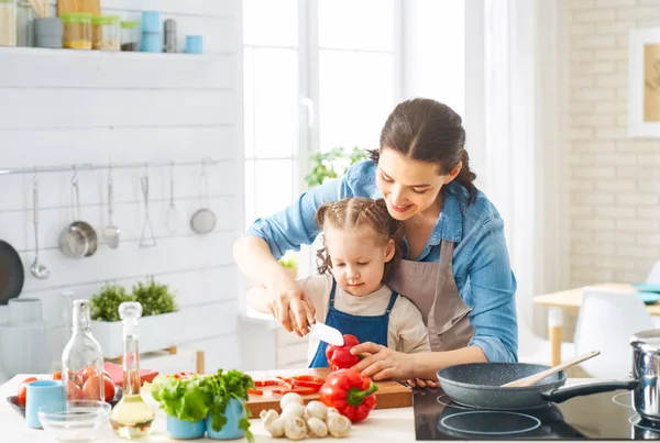 Glückliche Familie in der Küche. — Stockfoto