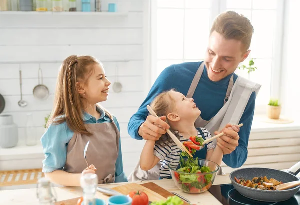 台所で幸せな家族. — ストック写真