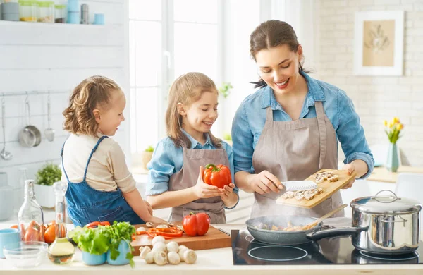 Familia feliz en la cocina. — Foto de Stock