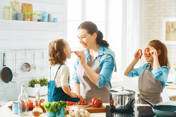 Mutfakta mutlu bir aile. — Stok fotoğraf