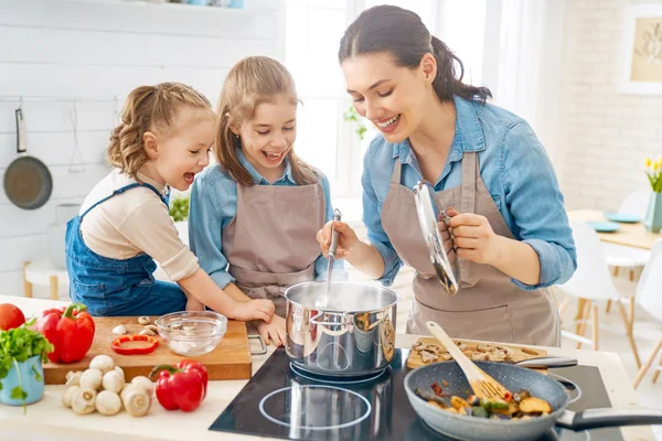 Familia feliz en la cocina. — Foto de Stock