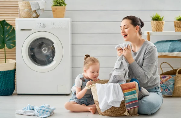 Familia haciendo lavandería — Foto de Stock