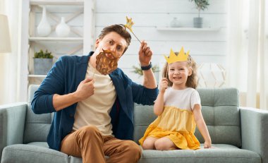 Baba ve kızı bir kağıt aksesuarlar ile.