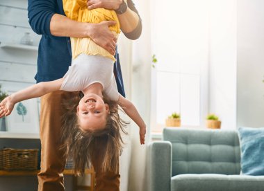 Baba ve kızı birlikte oynuyor