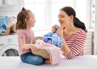 Çamaşırhane yapıyor aile