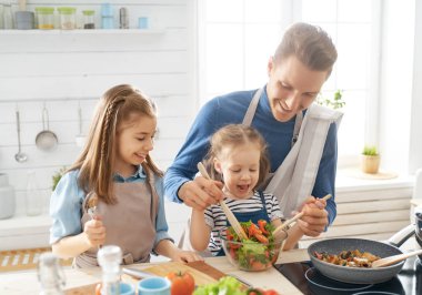 Mutfakta mutlu bir aile.