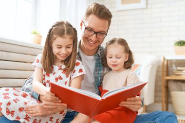 Baba kızı için bir kitap okuma