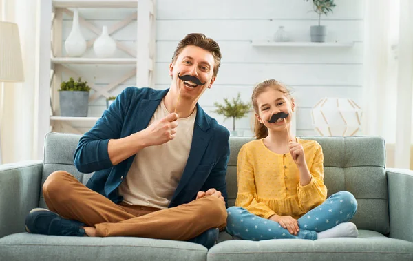 아버지 과 딸 와 콧수염 에 스틱. — 스톡 사진
