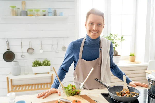 Uomo sta preparando il pasto corretto — Foto Stock