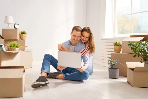 Couple déménageant dans un nouvel appartement — Photo