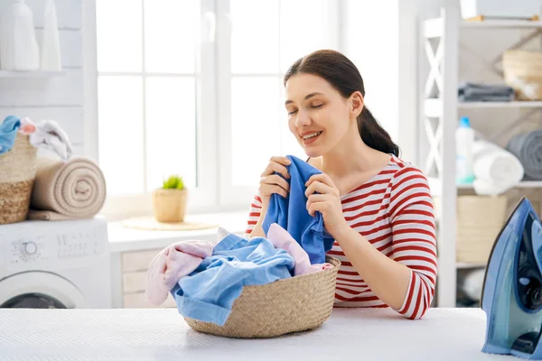 Vrouw is het doen van Wasserij — Stockfoto