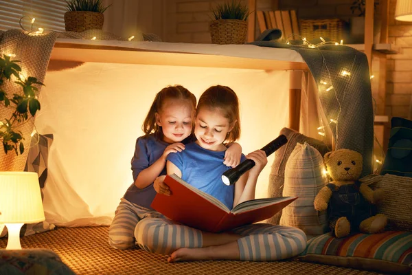 As crianças estão lendo um livro — Fotografia de Stock
