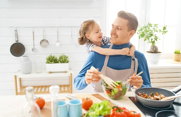 Familia feliz en la cocina. — Foto de Stock