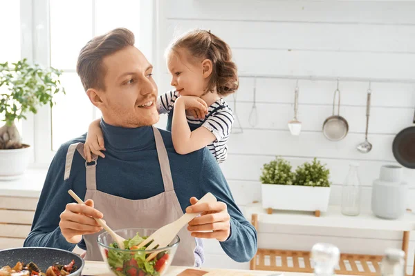 Happy family in the kitchen. — Stock Photo, Image