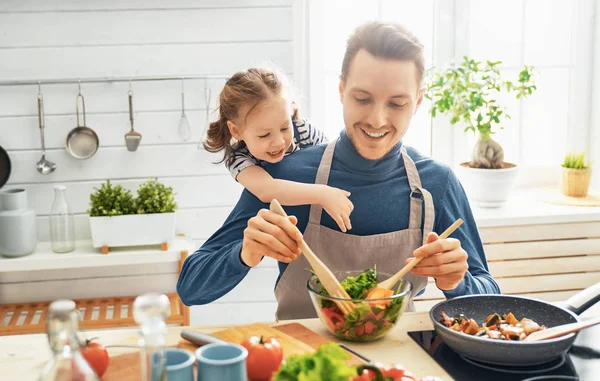 Happy family in the kitchen. — Stock Photo, Image