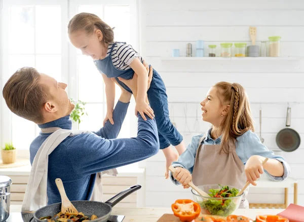 Happy family in the kitchen. — Stock Photo, Image