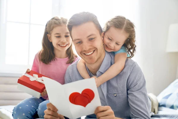 Hijas felicitando a papá —  Fotos de Stock