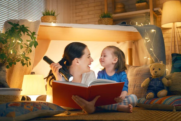 Moeder en kind lezen van een boek — Stockfoto