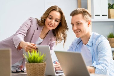 Ofiste çalışan kadın ve erkek.