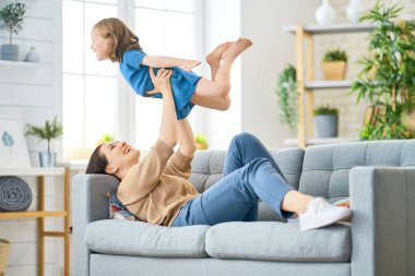 Anne ve kızı oynuyor.