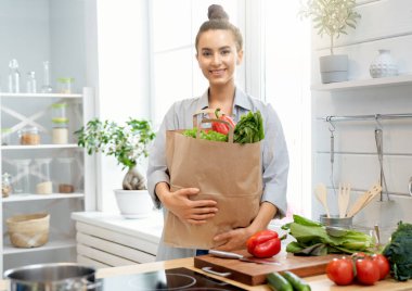 Kadın doğru dürüst yemek hazırlıyor.