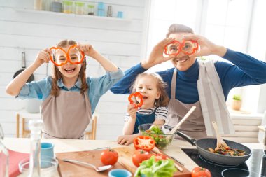 Mutfakta mutlu bir aile.