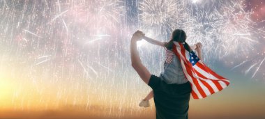 ABD bayrağı tutan lar.