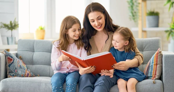 Anya olvas egy könyvet lányainak — Stock Fotó