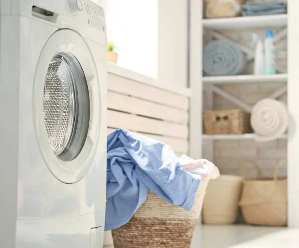 Wasruimte met een wasmachine — Stockfoto