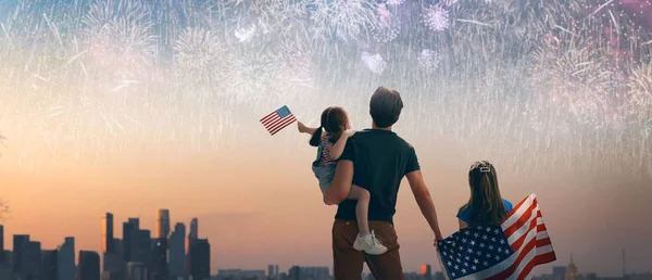 Personnes portant le drapeau des États-Unis . — Photo