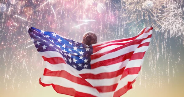미국의 국기를 들고 있는 사람. — 스톡 사진