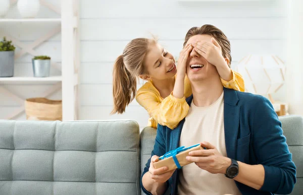 Dochter feliciteren met papa — Stockfoto