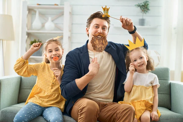 Père et ses filles avec un accessoire en papier . — Photo