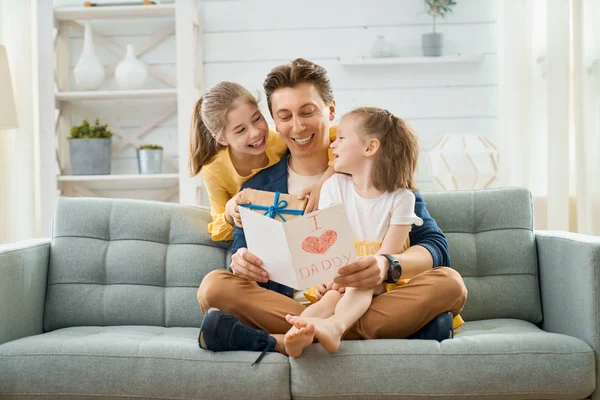 Töchter gratulieren Papa — Stockfoto