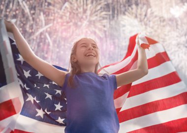 Vatansever bir bayram. Amerikan bayrağı ile mutlu çocuk