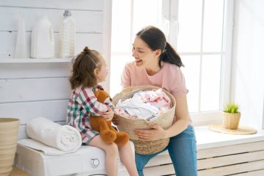 Çamaşırhane yapıyor aile