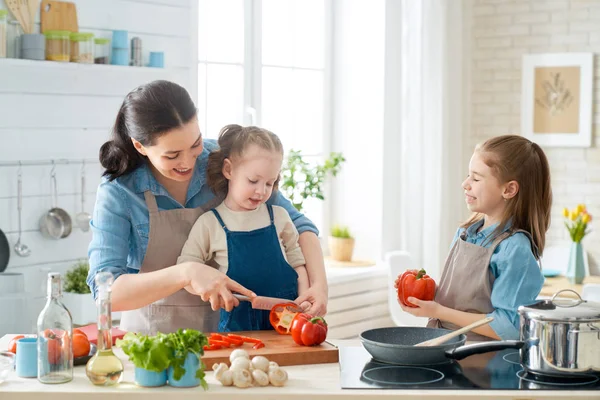 Boldog család a konyhában. — Stock Fotó