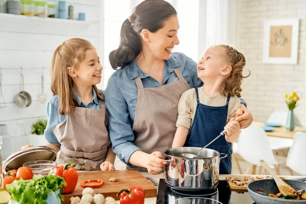 Familia feliz en la cocina. — Foto de Stock