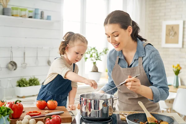 Familia feliz en la cocina. — Foto de Stock