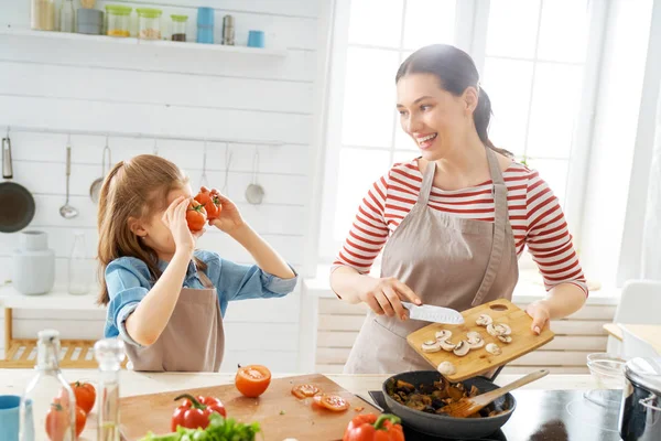 Familia feliz en la cocina. — Foto de Stock