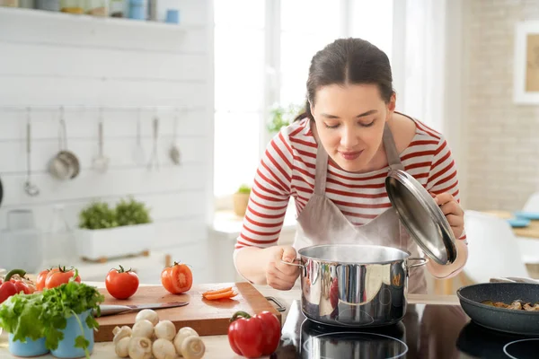 Kvinna förbereder rätt måltid — Stockfoto