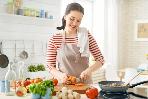 Donna sta preparando il pasto corretto — Foto Stock