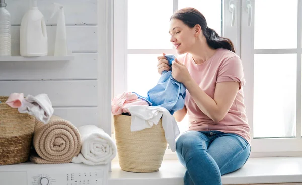 Mulher está lavando roupa — Fotografia de Stock
