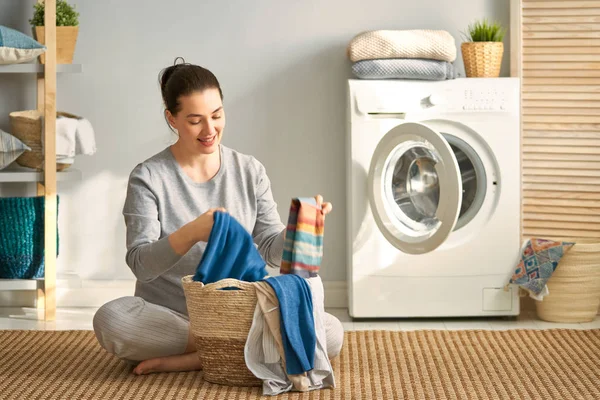 Žena je praní prádla — Stock fotografie