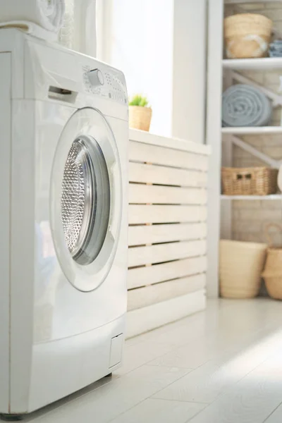 Tvättstuga med tvättmaskin — Stockfoto